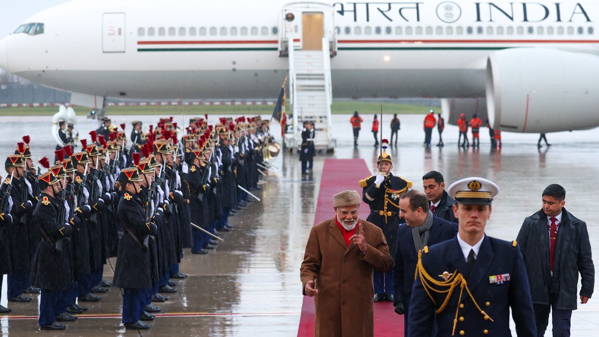 PM मोदी फ्रांस यात्रा पर पेरिस पहुंचे, मैक्रों ने लगाया गले, लगे 'मोदी-मोदी'  के नारे, जानें आगे होगा क्या?