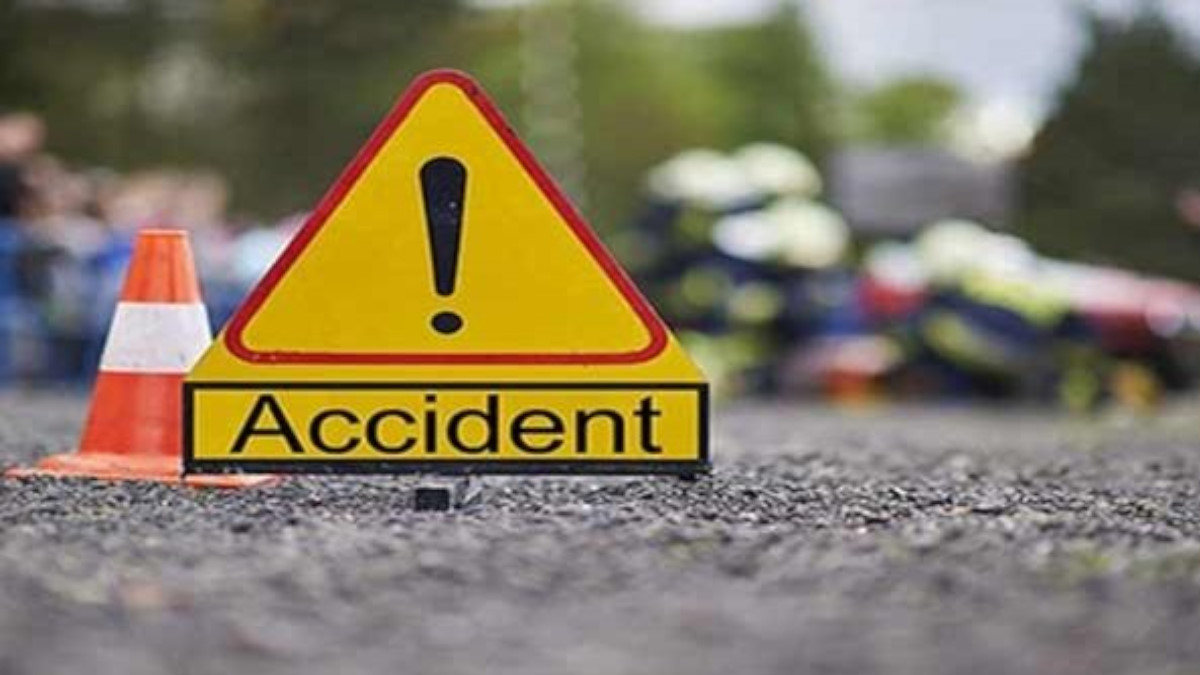 Dehradun news: डोईवाला में सड़क पर लड़ रहे दो सांडो से स्कूटी की टक्कर, हादसे में दो युवकों की मौत
