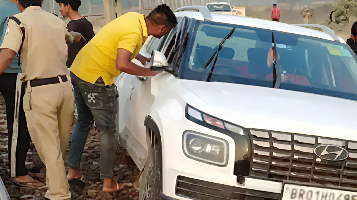 Bihar News: रेलवे ट्रैक पर फंसी गाड़ी, लोको पायलट की सूझबझ ने बचाई जान, Google Map के भरोसे सफ़र नहीं आसान!