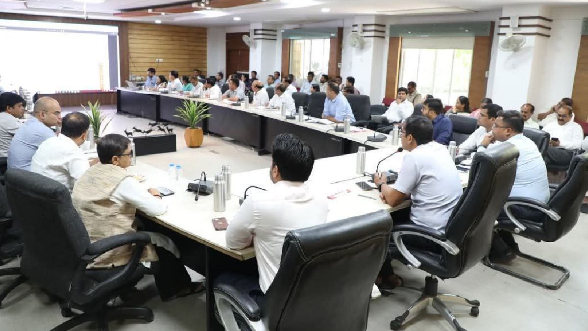 Indore News: कलेक्टर ने लिया एक्शन, इस बात के लिए अधिकारी को किया सस्पेंड