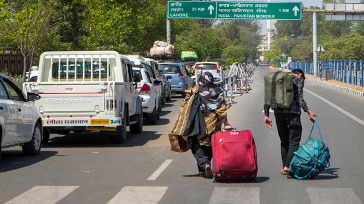 Pakistani Nationals: दिल्ली में रह रहे 5000 पाकिस्तानी नागरिकों की पहचान, घर वापसी की तैयारी