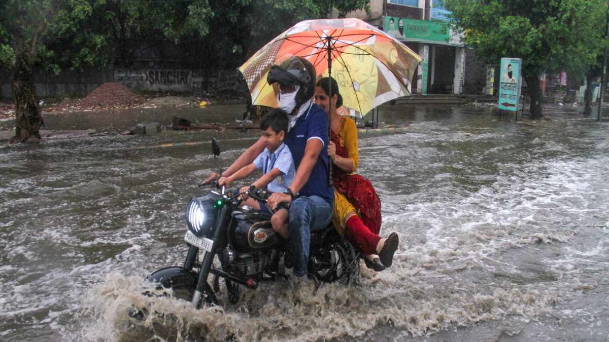 Weather: राजस्थान के कई जिलों में आंधी-तूफान,10 जिलों में  'Tornado' की आशंका, जानिए कैसे करें बचाव?