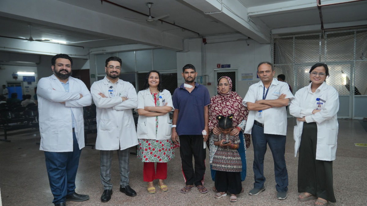 दुर्घटना में मजदूर की गर्दन के आर पार हो गई लोहे की छड़, अस्पताल के डॉक्टरों की टीम ने ऐसे दिया नया जीवन