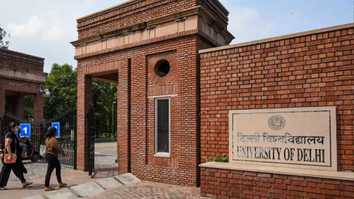 Delhi University के एडमिशन फॉर्म से गायब हुआ 'उर्दू', अब DU ने बताया क्यों हुआ ऐसा?