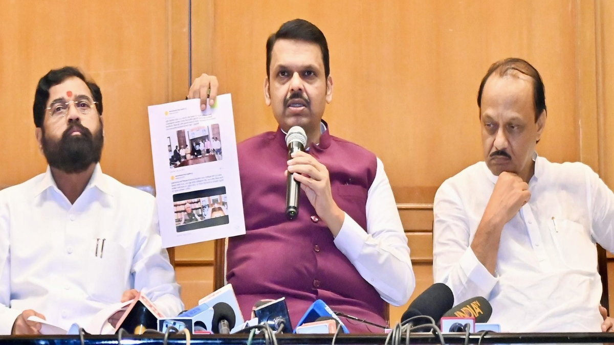 महाराष्‍ट्र में हिंदी थोपने के आरोप पर झुकी फडणवीस सरकार,  थ्री-लैंग्वेज पॉलिसी लागू करने का फैसला लिया वापस