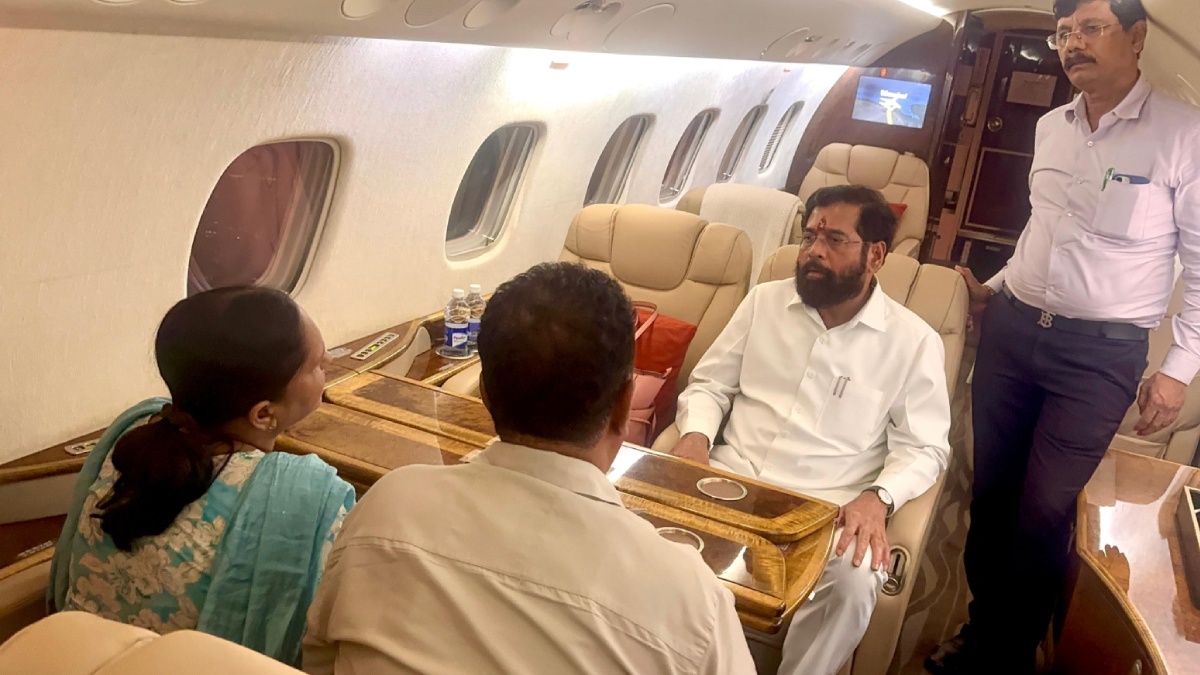 Eknath Shinde के चार्टर्ड प्लेन को उड़ाने से पायलट का क्यों इनकार? 45 मिनट तक फंसे रहे, आगे क्या हुआ?