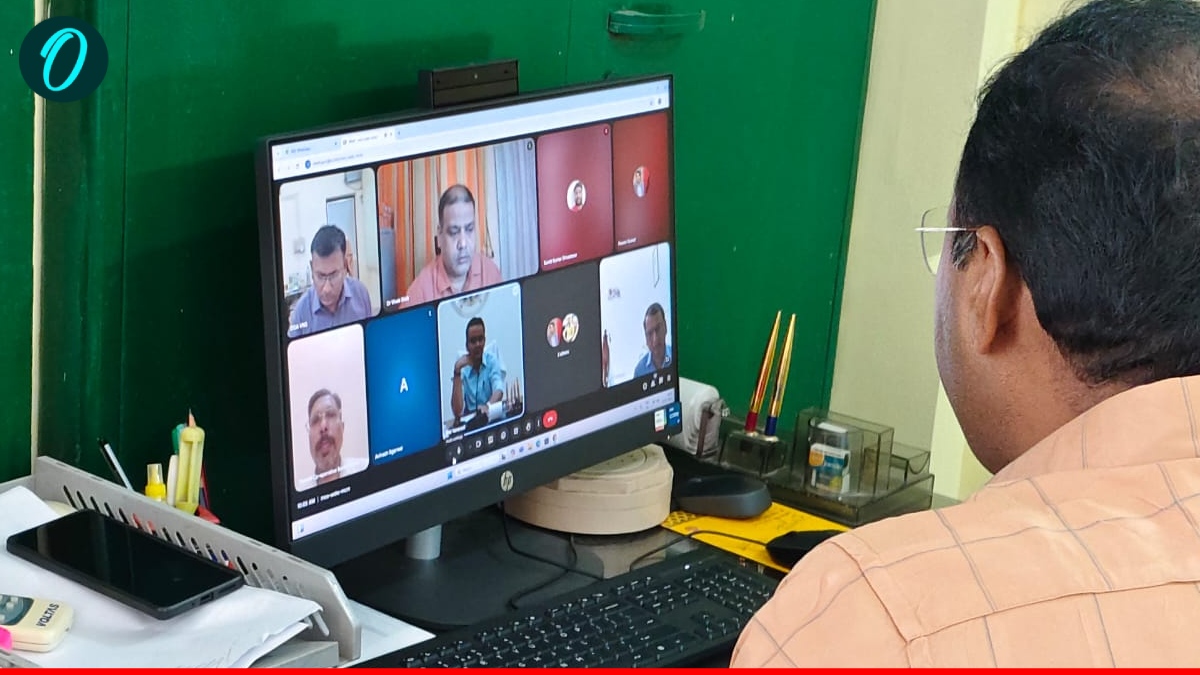 Varanasi News: किसानों के बीमा पंजीकरण में लापरवाही पर DM नाराज, बैंकों को तय समयसीमा में काम करने का निर्देश