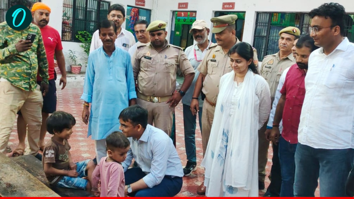 Varanasi News: बाढ़ राहत शिविर में व्यवस्थाओं का डीएम ने लिया जायज़ा, कहा- शिकायतों पर तुरंत होगी कार्रवाई
