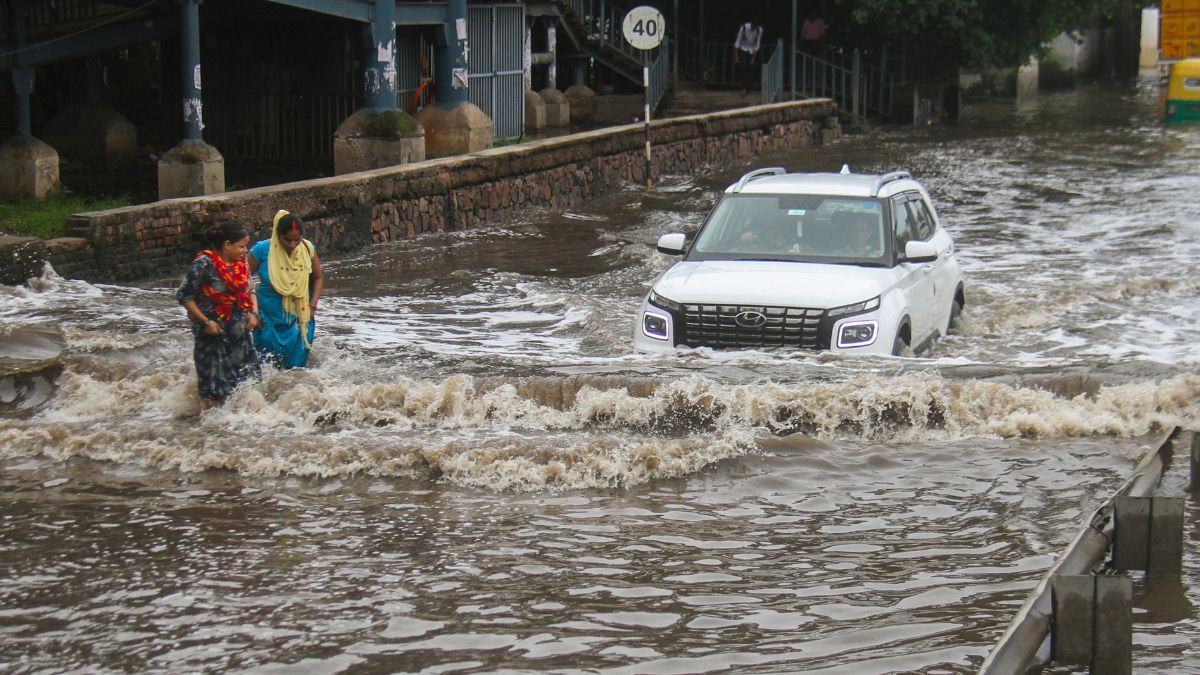 भारी बारिश ने रोकी गुरुग्राम की रफ्तार, 12 घंटे में गिरा 133 mm पानी, जारी की गई वर्क फ्रॉम होम एडवाइजरी