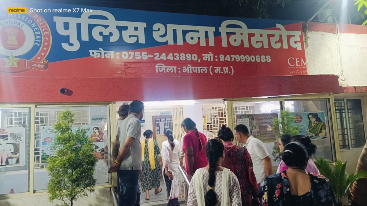Bhopal News: डॉग लवर का ड्रामा, जाट खेड़ी की महिंद्रा ग्रीन वुड कॉलोनी में आवारा कुत्तों को लेकर हंगामा