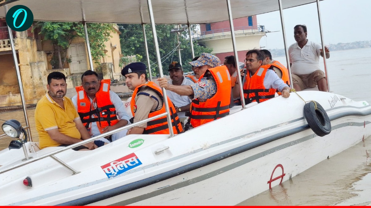 Varanasi Flood: बाढ़ में घिरे लोगों तक पहुंचे अधिकारी, बांटे बिस्कुट और चॉकलेट, लिया हालात का जायजा