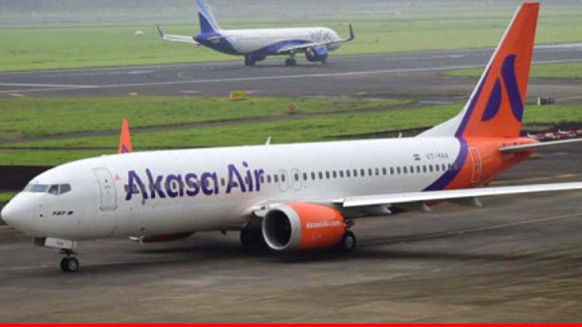 Varanasi Airport पर उड़ान भरने से ठीक पहले यात्री ने खोला Flight का इमरजेंसी गेट, सभी की सांसें थमीं