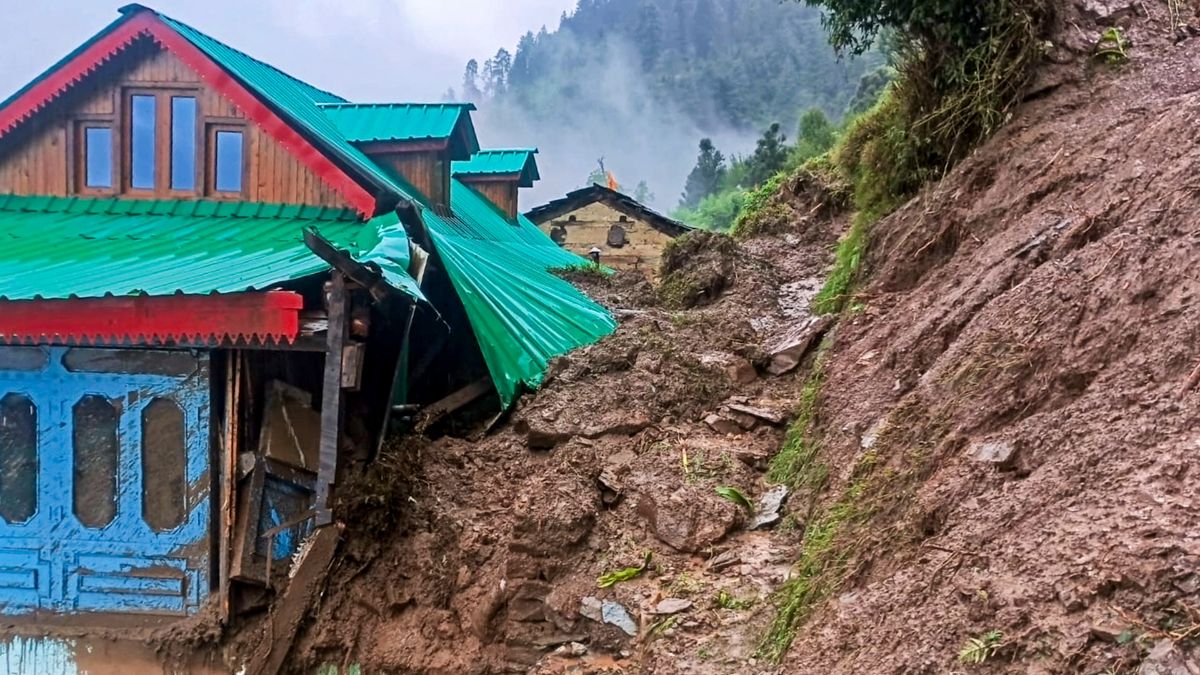 भारी बारिश और बाढ़ ने मचाई हिमाचल में तबाही, लैंडस्लाइड-फ्लैश फ्लड ने बढ़ाई मुश्किलें, जनजीवन ठप