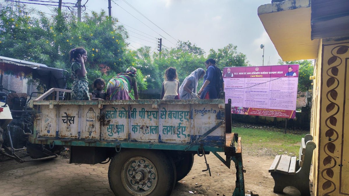 MP News: गुना फतेहगढ़ में ट्रॉली पर प्रसव, स्वास्थ्य विभाग की लापरवाही उजागर, रोशनी सहरिया की दर्दनाक कहानी