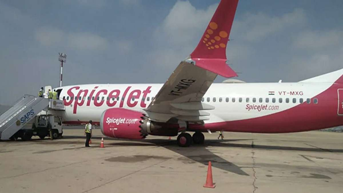 Plane Emergency Landing Reason: स्पाइसजेट का बोइंग विमान दिल्ली के लिए उड़ा, घंटे भर बाद पुणे में क्यों लैंड?