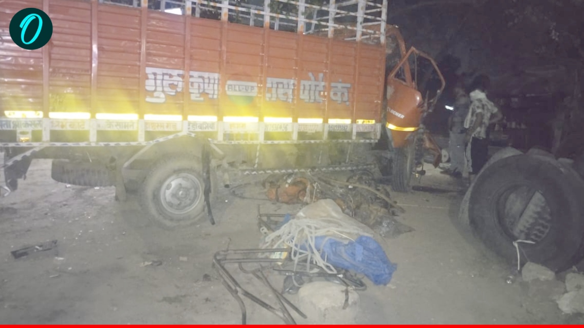 Agra News: ट्रक की ऐसी टक्कर कि उड़ गए परखच्चे, आगरा-मथुरा हाईवे पर देर रात दर्दनाक हादसा, 4 की मौत