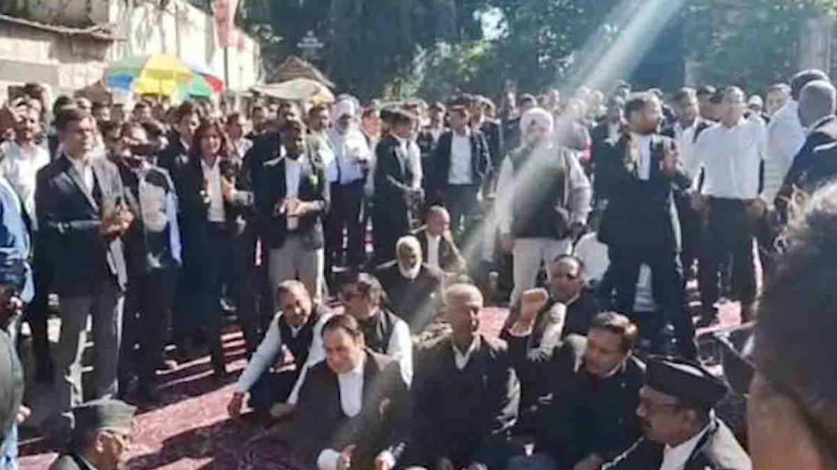 Dehradun News: वकीलों का सरकार के खिलाफ मोर्चा, सड़क पर उतरकर कर रहे आंदोलन, जरा हटके, जानिए कैसे