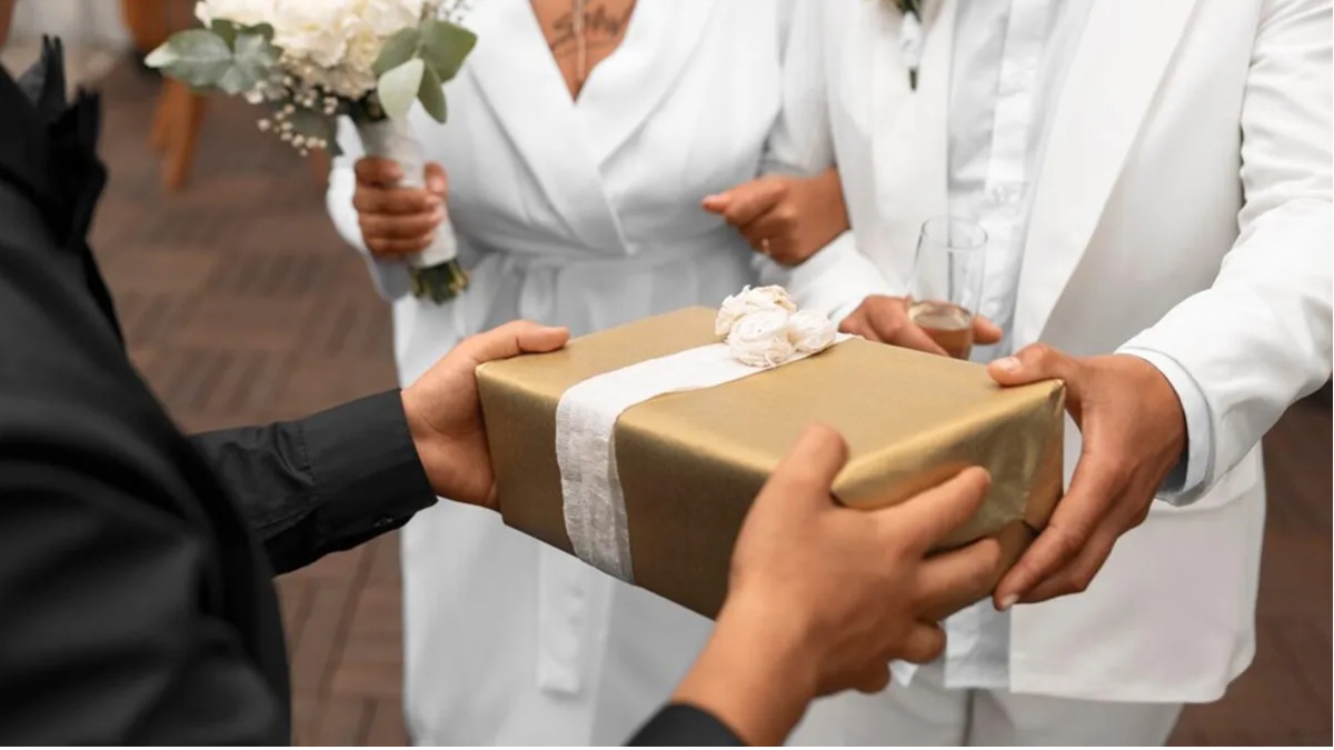 Wedding Gift Idea 2025: शादी में दें ऐसे उपहार, जिसे देख शादी-शुदा लोगों का खुश हो जाए दिल
