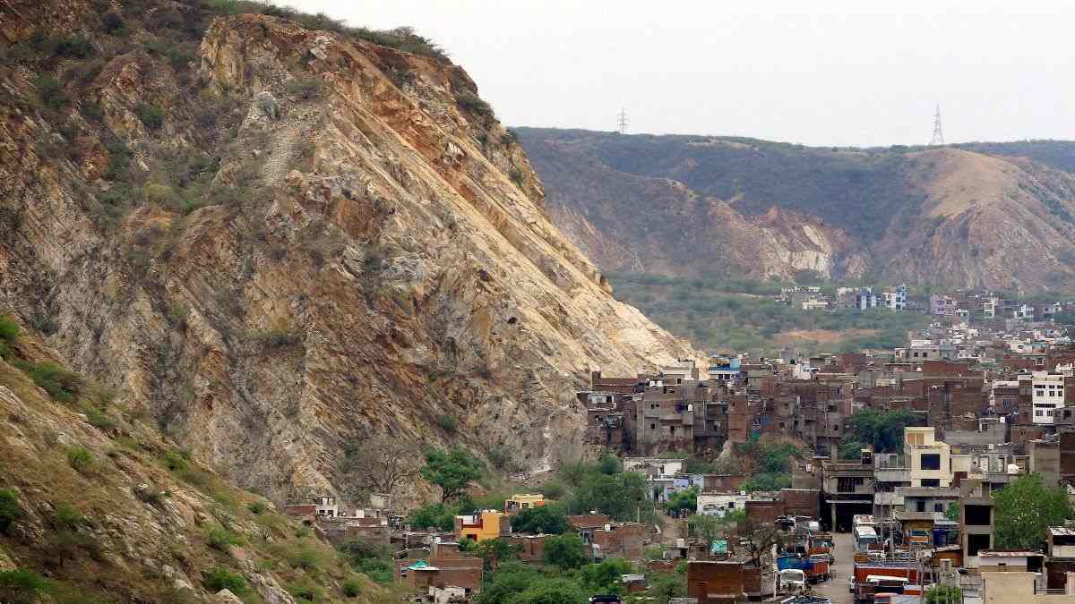 Aravalli Hills Controversy: राजस्थान के किन जिलों से होकर गुजरती है अरावली? क्यों दहशत में हैं 8 करोड़ लोग?