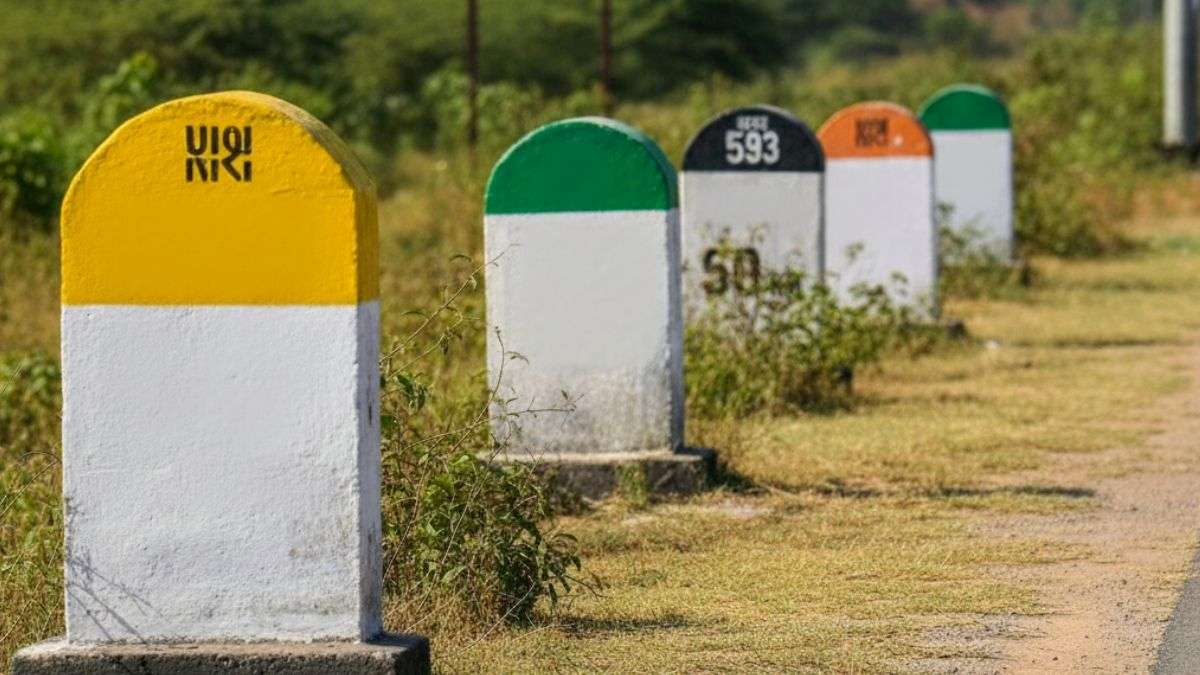 Road Milestone Colour Coding: सड़क किनारे लगे पत्थरों के रंगों का क्या होता है मतलब? इनमें छिपा है पूरा इतिहास