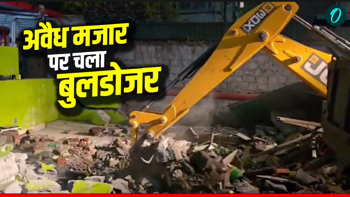 Dehradun News देर रात घंटाघर क्षेत्र स्थित अवैध मजार पर चला प्रशासन का बुलडोजर, ध्वस्त ​कर दिया ये संदेश