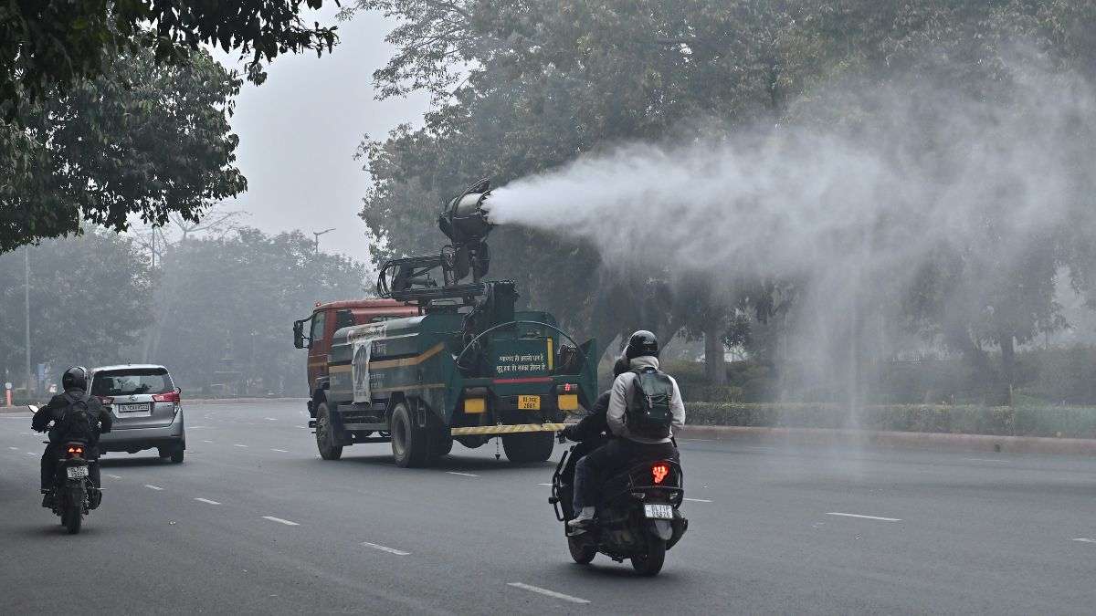 Delhi AQI Today: दिल्ली में प्रदुषण का रेड अलर्ट, GRAP IV के साथ ट्रकों की एंट्री बैन, क्या है स्कूल का अपडेट?