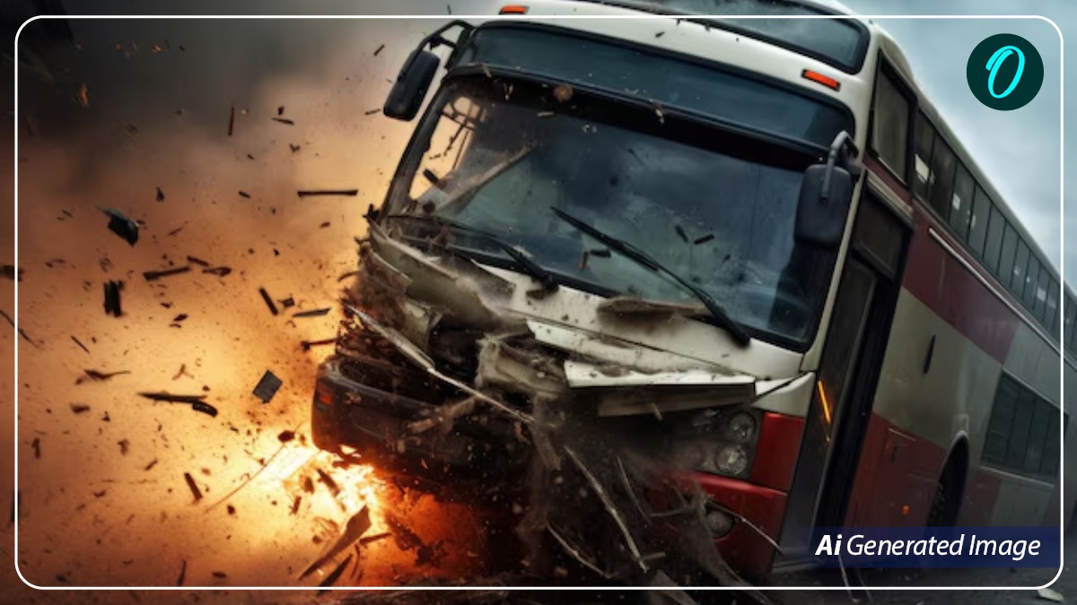 Purvanchal Expressway Accident Reason: डबल डेकर बस पलटी, 5 लोगों की मौत-16 लोग घायल