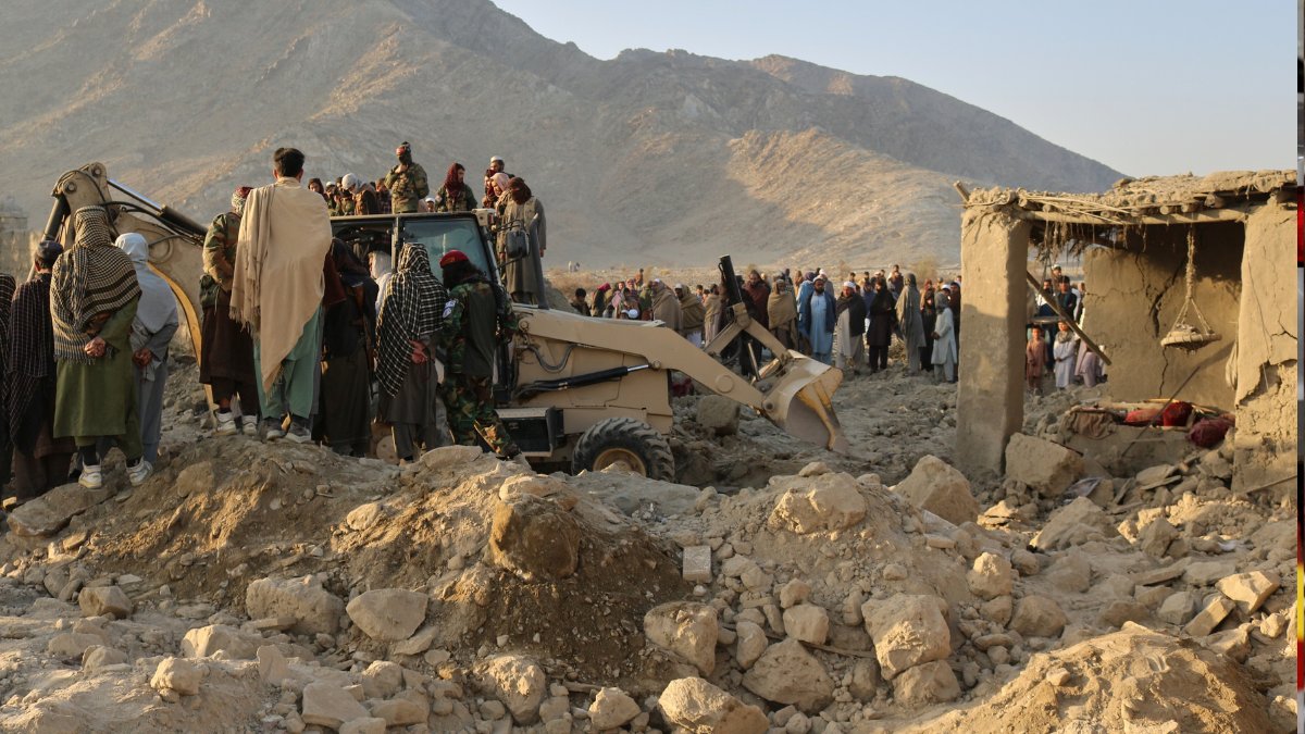 Pak Afghanistan War 2026: अफगान सीमा पर 'खुली जंग'! पाक ने की काबुल और कंधार में भारी बमबारी, फ्यूल डिपो तबाह