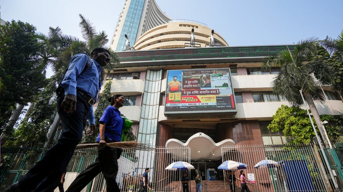 Stock Market Crash: शेयर बाजार में हाहाकार! बाजार खुलते ही सेंसेक्स 2253 अंक टूटा, निफ्टी में भी लगी सेंध
