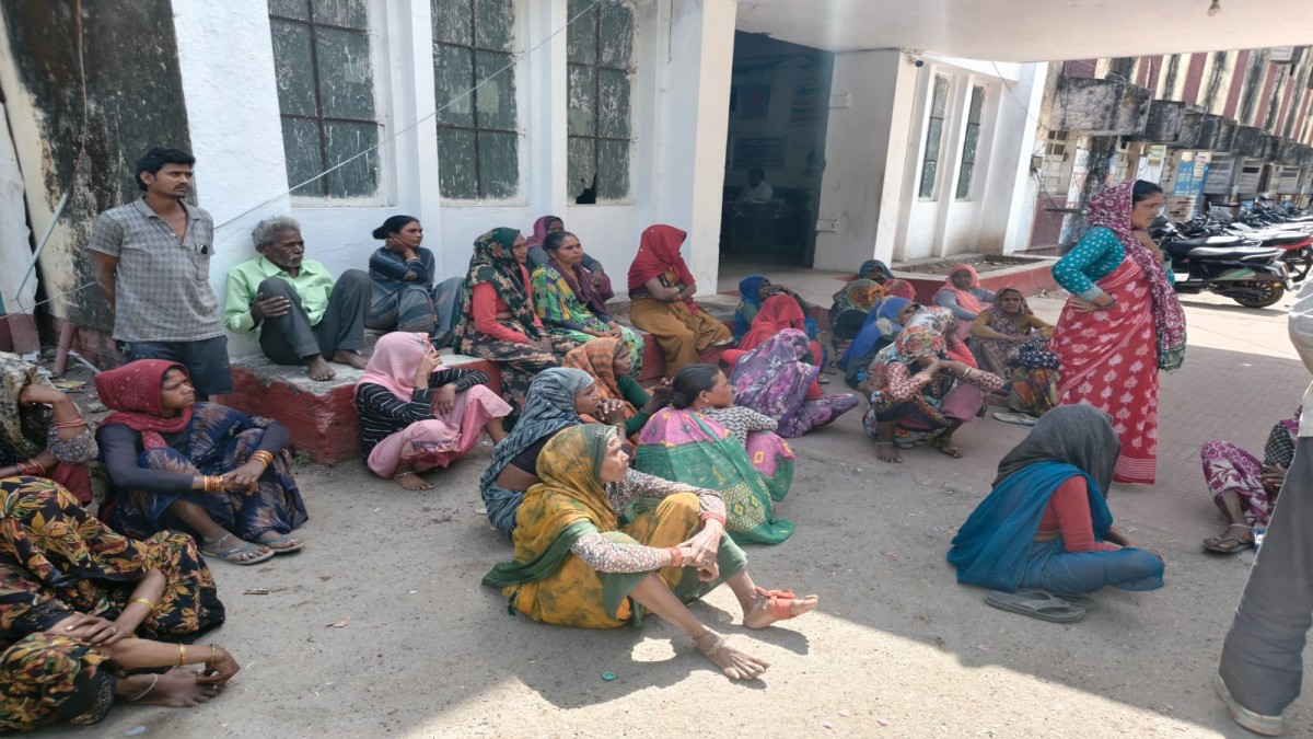 MP News: दतिया अपहरण केस में बवाल, नाबालिग नहीं मिली, महिलाओं ने एसपी ऑफिस घेरा