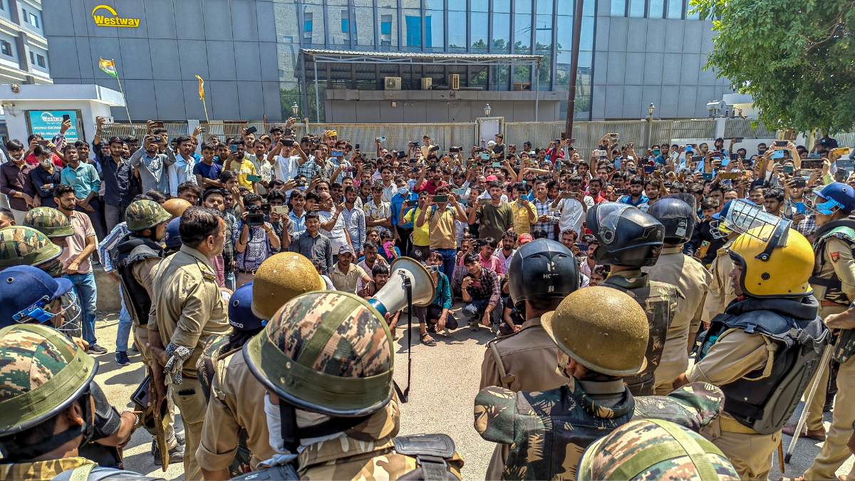 Noida Worker Protest: हरियाणा की सैलरी हाइक बनी चिंगारी, नोएडा के बाद फरीदाबाद में क्यों भड़का विरोध?