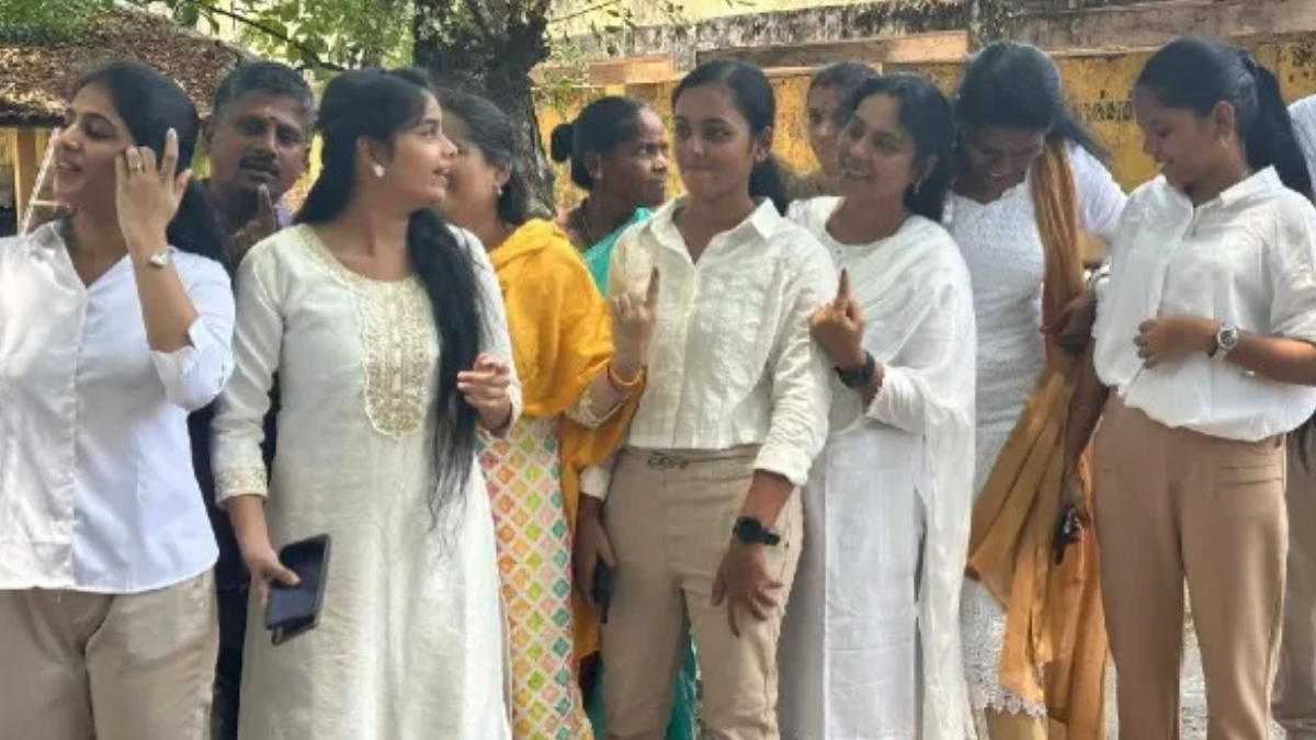 Tamil Nadu Elections: सफेद शर्ट, खाकी पैंट, युवाओं खासकर लड़कियों में थलापति विजय की TVK का दिखा क्रेज