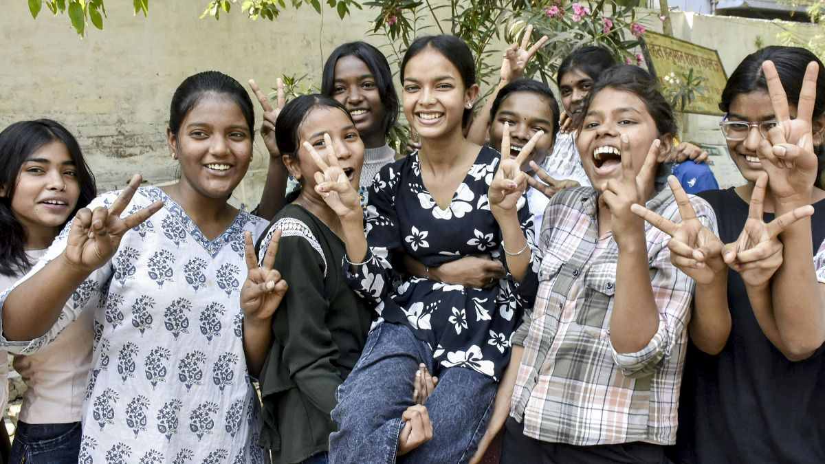 UP Board Result 2026: यूपी बोर्ड 10वीं-12वीं का रिजल्ट जारी, इन 3 आसान तरीकों से आसानी से देखें मार्कशीट