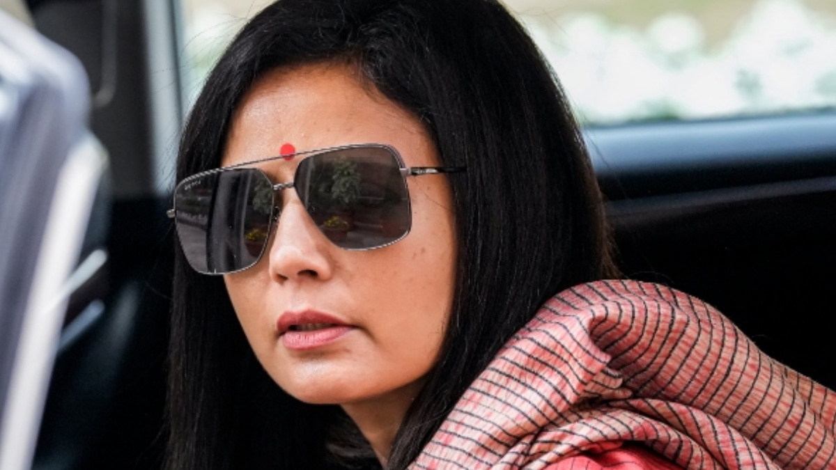 Mahua Moitra को Indigo फ्लाइट में देखते ही लोगों ने लगाए चोर-चोर के नारे, नाराज TMC सांसद ने Video शेयर किया