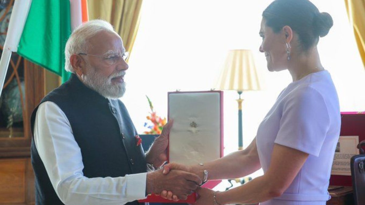 PM Modi Sweden: पीएम मोदी को मिला स्वीडन का सर्वोच्च सम्मान, 31वें अंतरराष्ट्रीय पुरस्कार के साथ रचा इतिहास