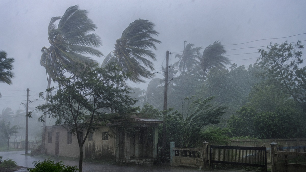 Weather: अगले 8 घंटे खतरनाक! 13 राज्यों में तूफानी आंधी-बारिश का रेड अलर्ट, वीकेंड पर घर से निकलने से बचें