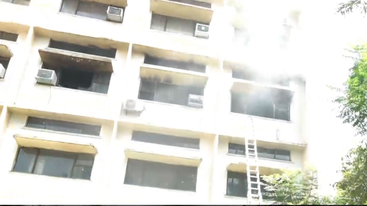 Delhi ITO Fire: शिक्षा मंत्रालय के दफ्तर में लगी भीषण आग, इलाके में धुआं ही धुआं, रेस्क्यू ऑपरेशन जारी