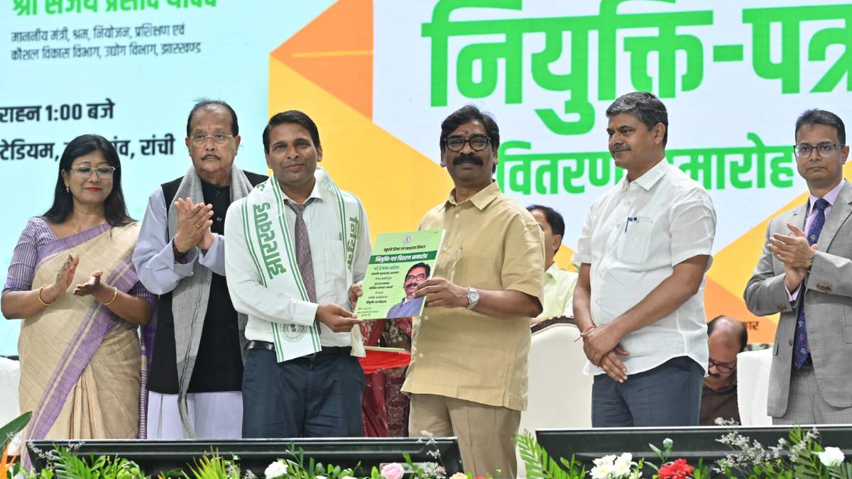 Jharkhand: कोई जॉइनिंग के दूसरे दिन रिटायर, किसी को रिटायरमेंट के बाद मिली सरकारी नौकरी, झारखंड में गजब खेल