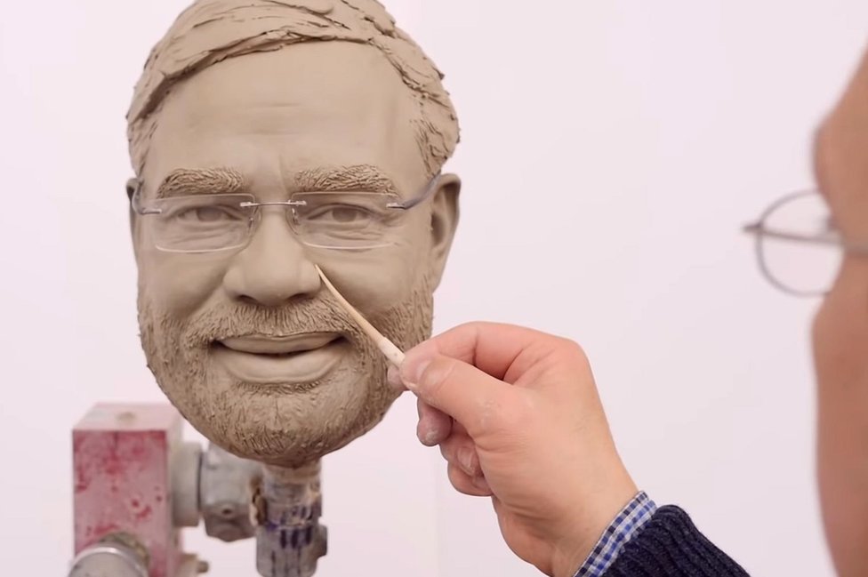 पीएम मोदी के 'मेकअप पर हर महीने 80 लाख रुपये ख़र्च' होने का सच