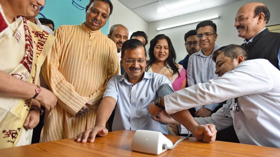 दिल्ली चुनावः क्या आम आदमी पार्टी ने स्वास्थ्य सेवाएं सुधारने का अपना वादा पूरा किया?