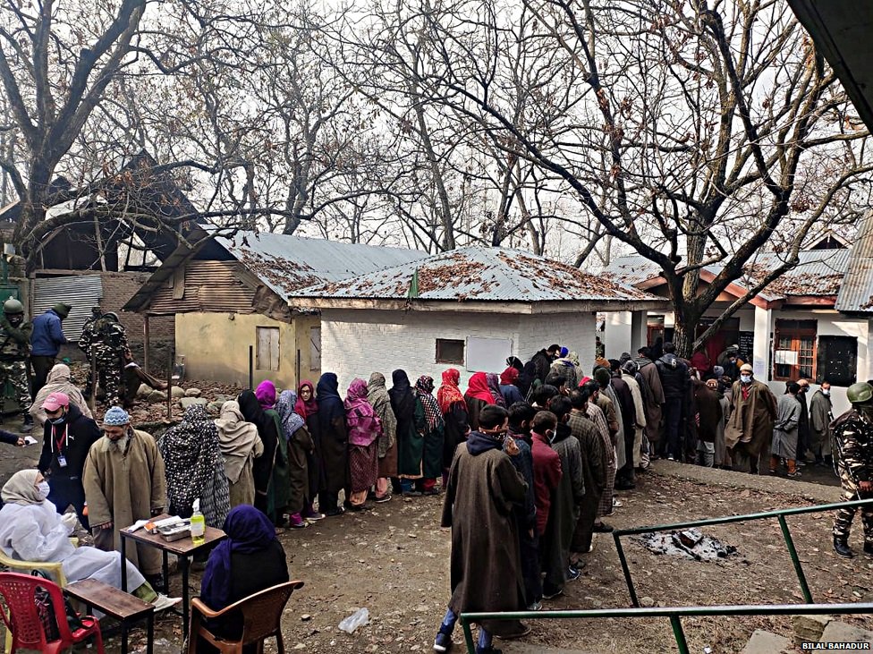 जम्मू और कश्मीर: स्थानीय निकाय चुनाव के साल भर बाद चुनकर आए सदस्य ही क्यों उठा रहे हैं सवाल
