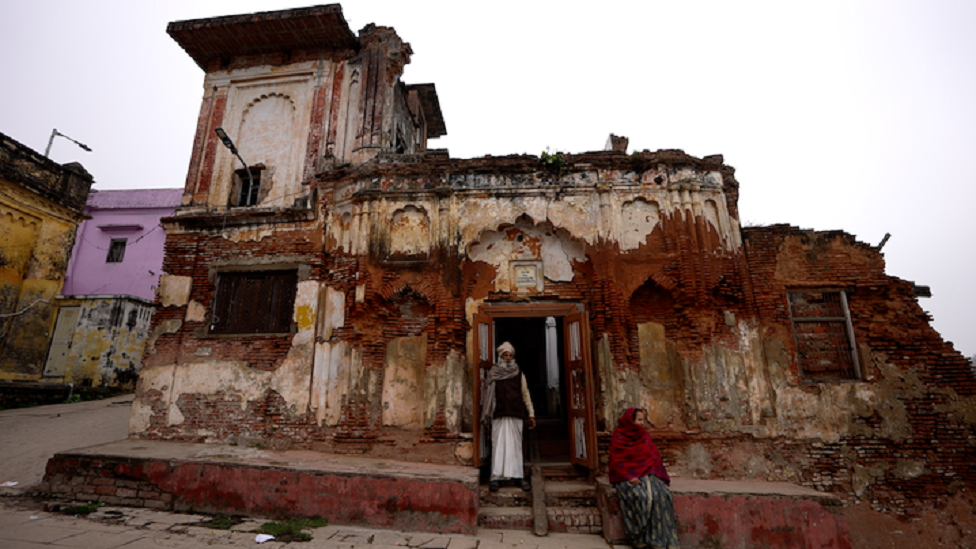 अयोध्या के टूटते-ढहते मंदिरों का सच - ग्राउंड रिपोर्ट