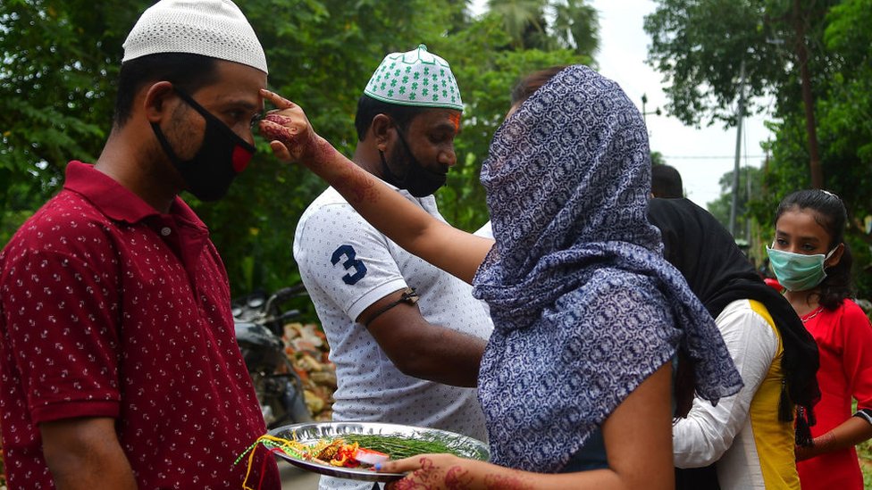 उत्तर प्रदेश चुनाव: राज्य पर हावी धार्मिक पहचान, कितने बँट गए हैं हिंदू-मुसलमान- स्पेशल रिपोर्ट