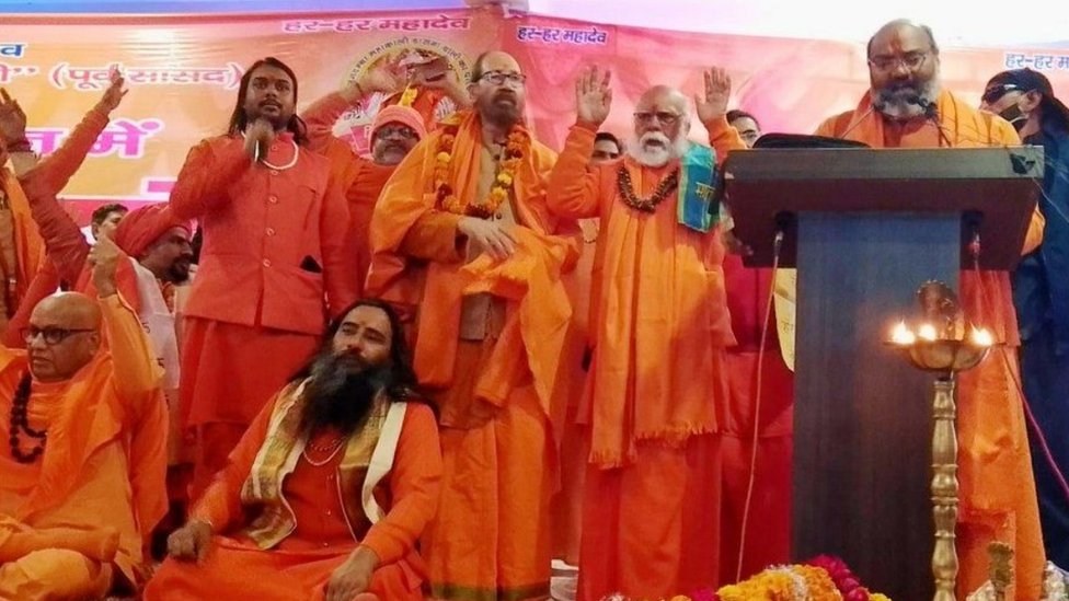 हिंदू-मुसलमान वाले भड़काउ भाषण देकर लोग बच कैसे जाते हैं?