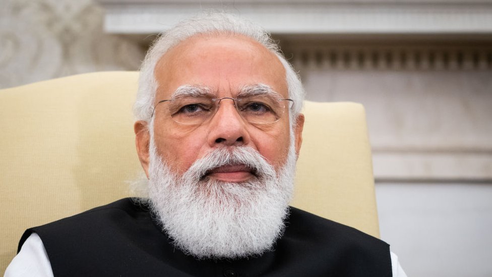 प्रधानमंत्री नरेंद्र मोदी की आपस में टकरातीं ये दो चुप्पियाँ