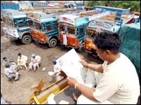 ट्रांसपोर्टरों की देशव्यापी हड़ताल जारी ट्रांसपोर्टरों की देशव्यापी हड़ताल जारी
