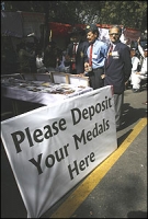 पूर्व सैनिकों ने मेडल वापस किए