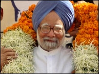 मनमोहन-आडवाणी पर जूता फेंकने की कोशिश मनमोहन-आडवाणी पर जूता फेंकने की कोशिश