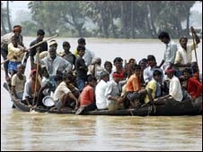 केरल में नाव दुर्घटना, 37 की मौत केरल में नाव दुर्घटना, 37 की मौत