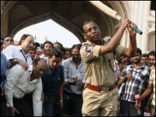 हैदराबाद में लौटी शांति हैदराबाद में लौटी शांति